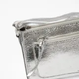 Bandolera plateada de cuero sintético con correa larga regulable.