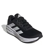 Championes Adidas Questar 3 de hombre, color negro con detalles plateados y las tres tiras características de la marca en los laterales.