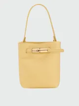 Cartera bucket extra pequeña Longchamp modelo Le Smart Flow, color negro con textura granulada, asa de hombro y detalle de hebilla metálica dorada frontal.