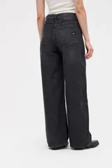 Jean de corte amplio y holgado, con diseño de pierna ancha y tiro medio. Presenta un acabado lavado en tono gris oscuro.