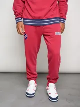 Pantalón de jogging rojo con puños, efecto lavado y escudo del Club Nacional de Football bordado.