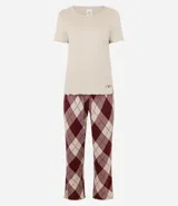 Pijama de dos piezas compuesto por una remera de manga corta en color beige con cuello redondo y un pantalón largo de corte recto con estampado de cuadros estilo argyle en tonos bordó y beige, con cintura elástica.