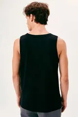 Musculosa Hering de punto color azul melange, con cuello redondo y sisas clásicas.