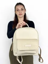 Mochila de cuero color crema con bolsillo frontal con textura de piel de cocodrilo.