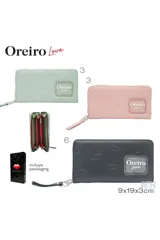 Billetera con cierre de cremallera color rosa claro con diseño de labios grabados y logo de la marca en el frente.