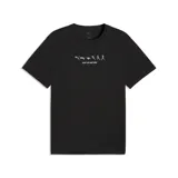 Remera Puma modelo M Run Slogan Graphic, color negro con estampa gráfica en el pecho que muestra la evolución desde un puma hasta un corredor y la frase "FAST BY NATURE".