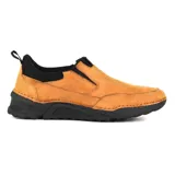 Zapato de vestir marrón de cuero, tipo mocasín, con elásticos laterales y suela de goma negra.