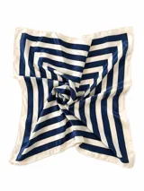 Pañuelo cuadrado de satén con diseño de rayas geométricas en azul marino y crema.
