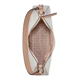 Cartera tipo hobo de Guess modelo Layla, color blanco con monograma de la marca en tono tostado y herrajes dorados. Presenta cierre superior y un charm colgante con llaves.