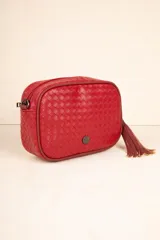 Cartera tipo bandolera de diseño trenzado, con correa ajustable y desmontable de cinta técnica. Cuenta con cierre superior y detalle de aplique metálico en el frente.