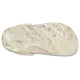 Zuecos Crocs modelo Classic Marbled en color beige con efecto jaspeado multicolor. Presenta perforaciones de ventilación en la parte superior y tira ajustable en el talón.