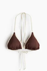 Top de bikini triangular color marrón con ribetes marfil fruncidos, tiras para atar en cuello y espalda, y copas con relleno extraíble.