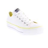 Championes urbanos Converse Chuck Taylor de caña baja, color blanco con detalles en lila y amarillo.