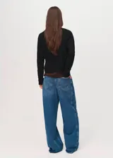 Jersey de punto fino con cuello perkins y manga larga, de diseño recto y corte clásico.