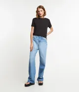Blusa básica de cuello redondo y manga corta con detalle de dobladillo, confeccionada en tejido de viscosa con elastano.
