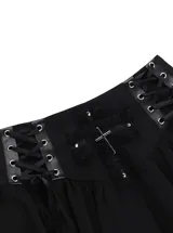 Pollera corta negra de estilo gótico con volados, detalles de cordones laterales y aplique central de encaje con dije de cruz metálica.