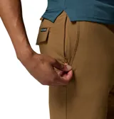 Short marrón Columbia para hombre con tecnología avanzada Omni-SHIELD™ de repelencia al agua y manchas, tejido elástico, trabilla multiusos, cintura elástica ROC™ BAND, bolsillos para las manos, bolsillo de seguridad con cremallera y bolsillos posteriores con cierre a presión.