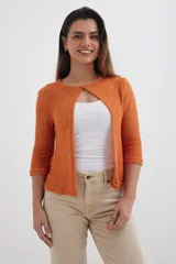 Cardigan tejido de algodón color naranja, con mangas 3/4 y escote redondo con abertura central.