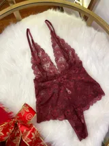 Body de encaje bordó con escote profundo en V, breteles regulables y diseño entallado.