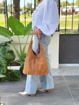 Bolso tipo tote bag color camel, confeccionado en cuero gamuzado.