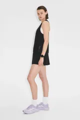 Musculosa deportiva DryMove color negro, con cuello redondo, corte estándar y aberturas laterales en el bajo.