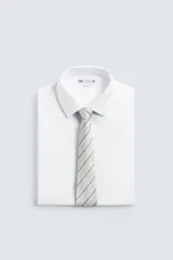 Corbata ancha confeccionada en tejido de seda con diseño de rayas diagonales en tonos beige y gris.