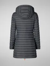 Campera larga acolchada color gris oscuro, con capucha fija y cierre de cremallera de dos vías. Confeccionada con relleno Plumtech, una alternativa sintética al plumón.