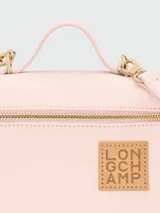 Cartera crossbody XS Longchamp modelo Le Pliage Passeport, color rosado claro, con estructura rígida tipo neceser, cierre superior dorado, asa superior, correa ajustable extraíble y parche de cuero con el logo de la marca grabado.