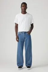 Pantalón de jean celeste de corte amplio, estilo baggy, con bolsillos delanteros y traseros.