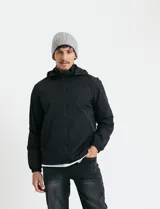 Campera negra con capucha, cierre frontal completo y bolsillos laterales con cierre. Diseño ligero con puños elásticos.