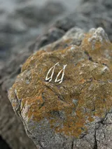 Aros colgantes con diseño orgánico inspirado en corales naturales, con acabado metálico brillante y cierre de perno con mariposa.