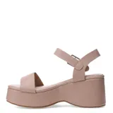Sandalias de plataforma alta tipo chunky, color beige, con tira frontal ancha y pulsera ajustable al tobillo con hebilla metálica.
