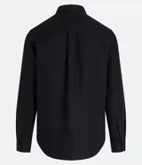 Camisa negra de algodón texturizado, corte regular, con cuello inglés, mangas largas y abotonadura frontal.