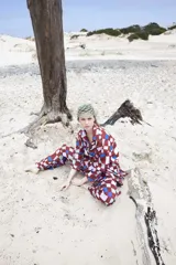 Pantalón largo elastizado con estampado a cuadros en tonos rojo, blanco y azul.