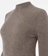 Blusa de manga larga confeccionada en chenille color bordó, con cuello alto y diseño clásico de la marca Blue Steel.