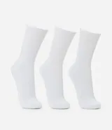 Kit de tres pares de medias deportivas de caña larga, confeccionadas en tejido de algodón suave y resistente.
