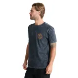 Remera de algodón color negro con efecto acid wash y estampa circular en el pecho con diseño gráfico y texto.
