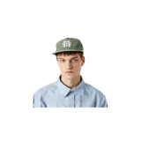 Gorro con visera plana de color verde militar, con efecto desgastado y bordado frontal en color blanco con las iniciales entrelazadas.