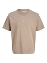 Remera de manga corta y cuello redondo en color beige, con corte relajado y estampa minimalista en el pecho con el logo y la frase 'CONTEMPORARY space'.