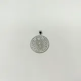 Dije redondo de plata 925 con diseño de laberinto griego.