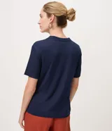 Remera de viscosa azul marino con cuello redondo, mangas cortas y bordados florales repartidos en el frente.