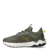 Championes de trail running Puma modelo Extend Lite, color verde oliva con detalles en negro y amarillo neón. Presentan una entresuela blanca con diseño ondulado y suela de goma negra con relieve para mayor tracción.