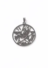Dije plateado calado con forma circular y estrella de cinco puntas en el centro. Presenta inscripciones en hebreo y un pequeño gancho en la parte superior para colgar.