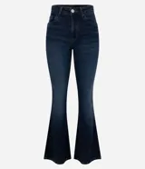 Pantalón de jean modelo flare con calce ajustado en caderas y muslos, y apertura progresiva desde la rodilla. Cuenta con bolsillos funcionales delanteros y traseros, y cierre frontal con botón.