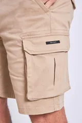 Bermuda color beige con bolsillos cargo laterales.