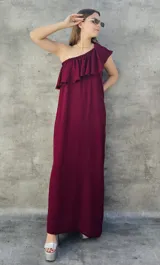 Vestido largo color borra de vino, de un solo hombro con volados.