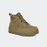Botas UGG Lug Chukka color arena, con capellada de cuero impermeable y lengüeta reforzada. Cuenta con cuello acolchado, forro textil, plantilla de EVA y suela de goma con tacos.