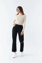 Pantalón de gabardina blanco de tiro medio, corte recto cropped, con cierre de cremallera y bolsillos.