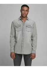 Camisa de denim gris con cuello clásico, cierre con botones y corte slim fit.