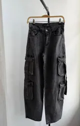 Pantalón jean cargo negro con efecto lavado, corte recto y bolsillos laterales con fuelle.